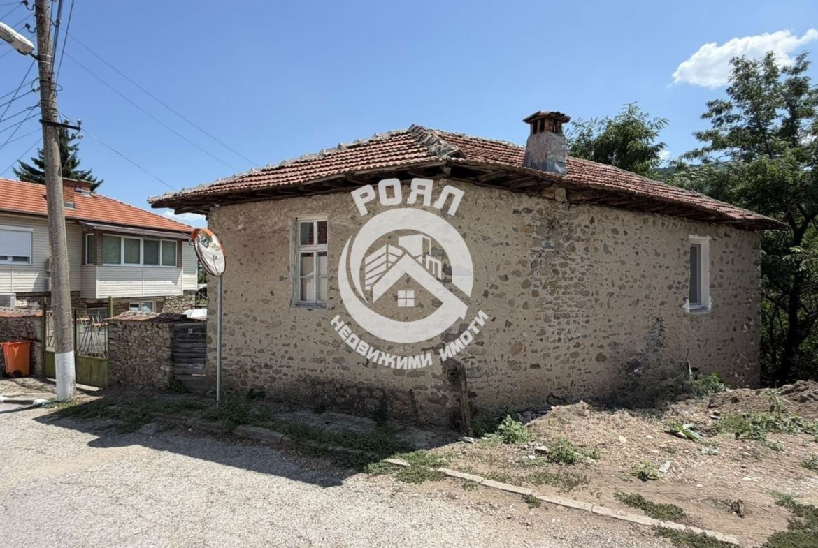 Роял имоти продава къща с двор в с.Тополово - 0