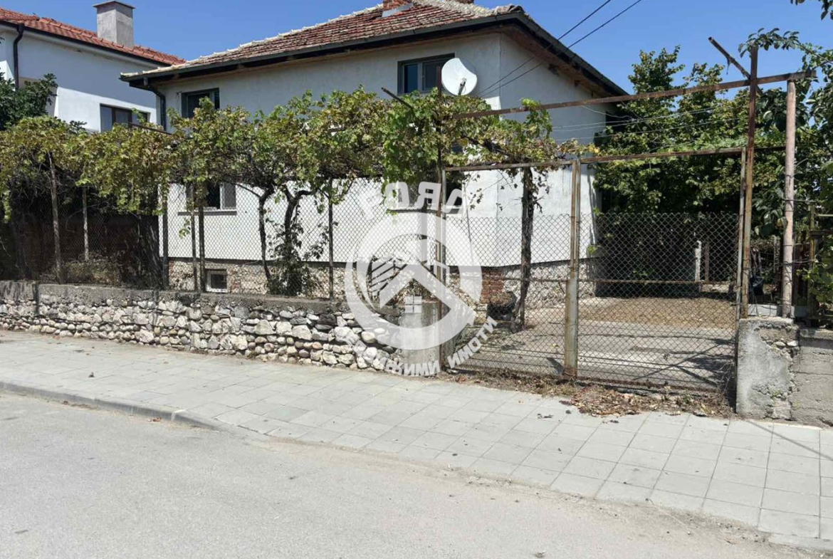 Роял имоти продава самостоятелна двуетажна къща с двор в с.Крумово - 0