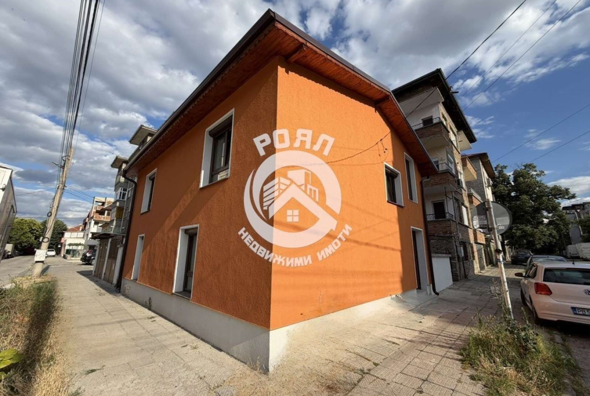 Роял имоти продава двуетажна, самостоятелна къща с двор в град Асеновград - 0