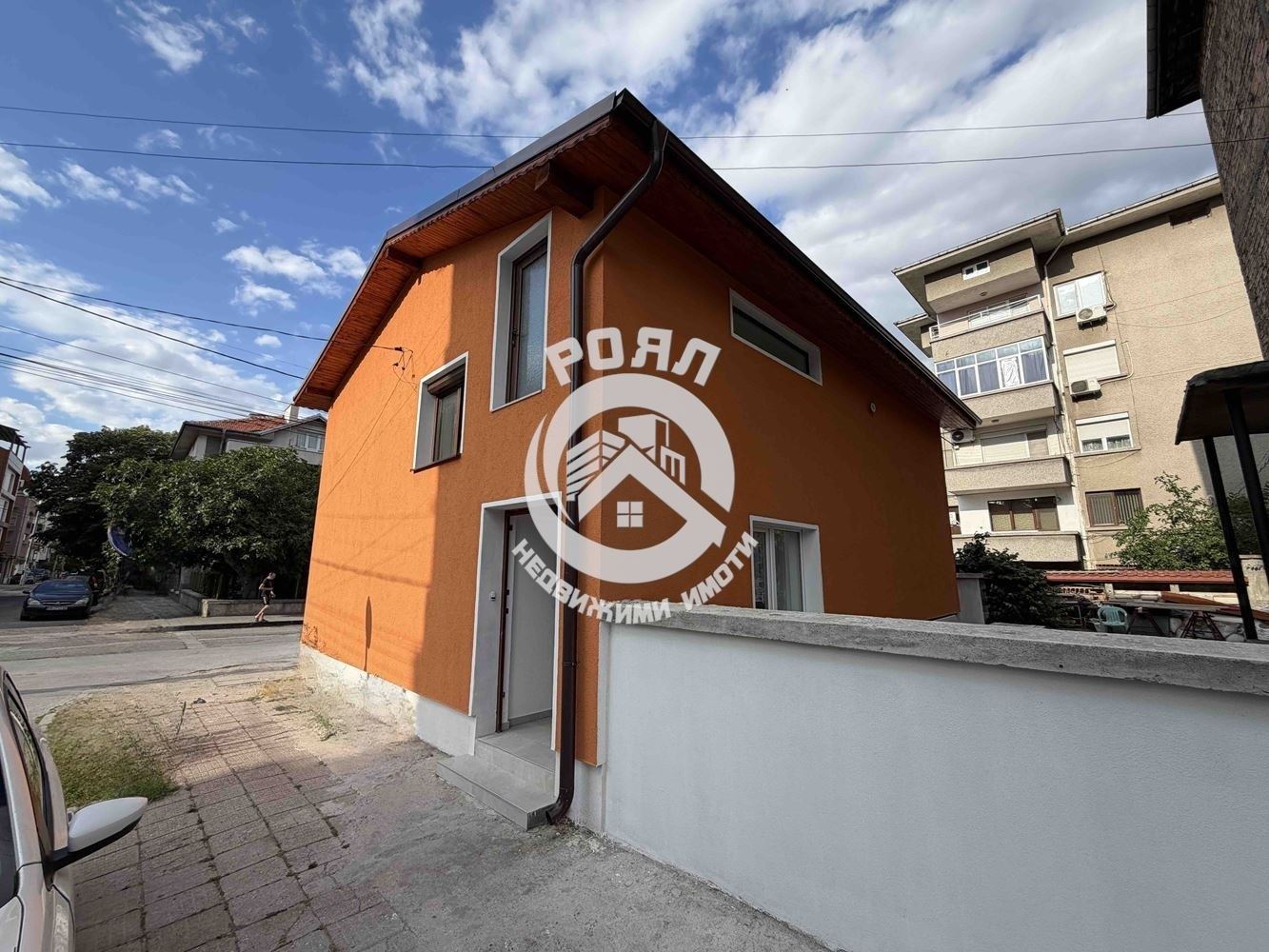 Роял имоти продава двуетажна, самостоятелна къща с двор в град Асеновград - 0
