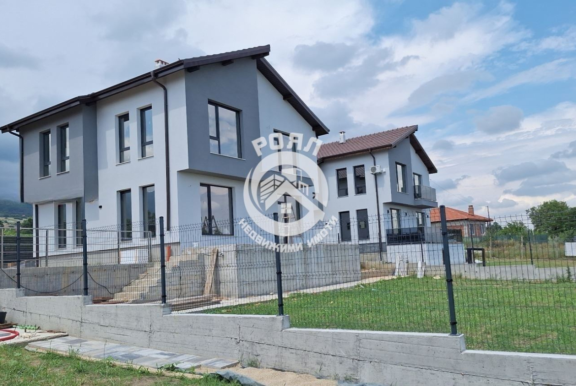 Роял Имоти продава нова, самостоятелна къща в едно от най-предпочитаните села край Пловдив – с. Брестник - 0