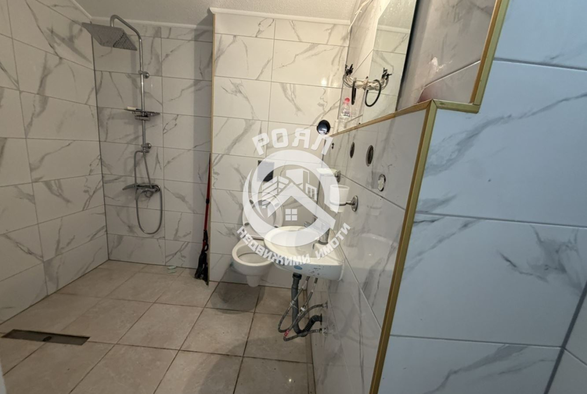 Роял имоти продава двуетажна, самостоятелна къща с двор в град Асеновград - 0