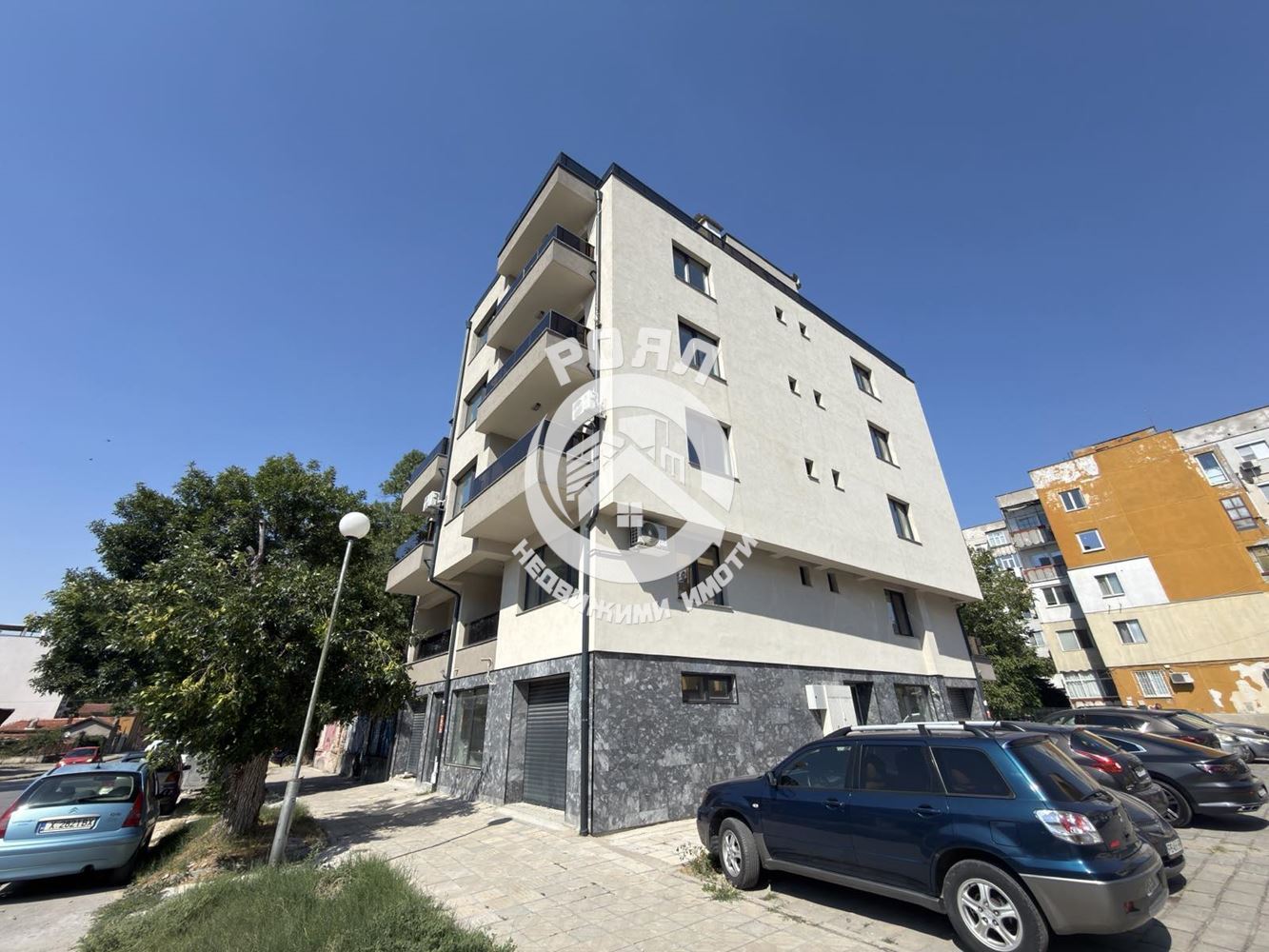 Роял Имоти продава тристаен полуобзаведен апартамент в Центъра на гр.Пловдив - 0