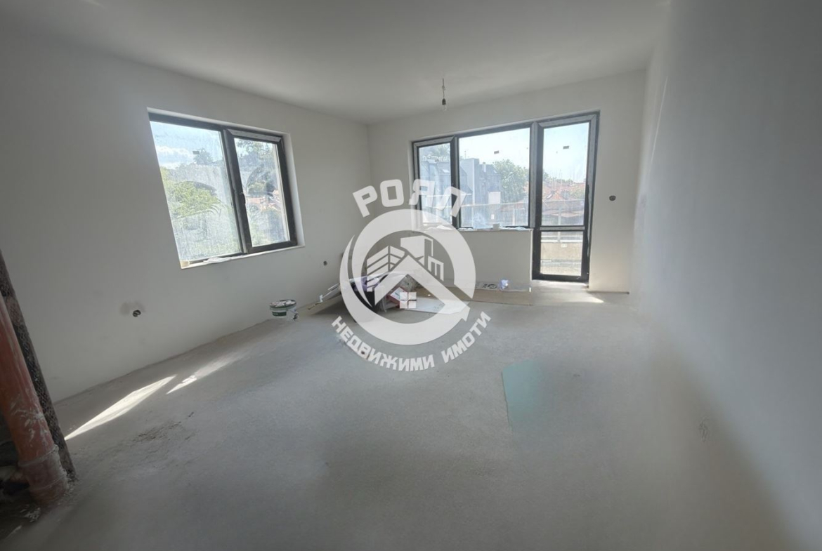 Роял Имоти продава тристаен полуобзаведен апартамент в Центъра на гр.Пловдив - 0