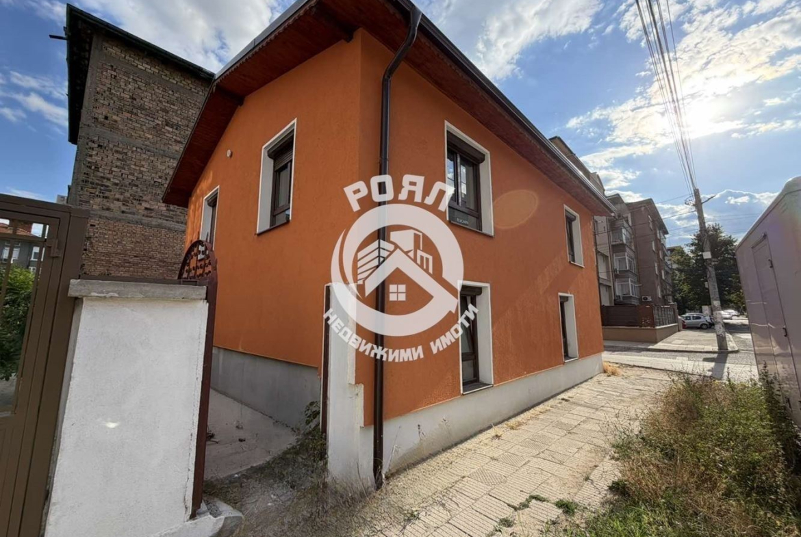 Роял имоти продава двуетажна, самостоятелна къща с двор в град Асеновград - 0