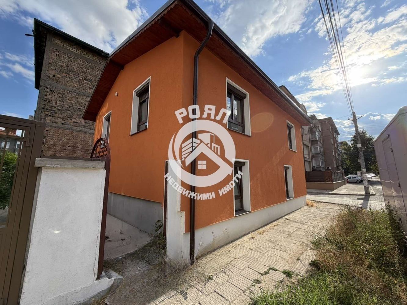 Роял имоти продава двуетажна, самостоятелна къща с двор в град Асеновград - 0