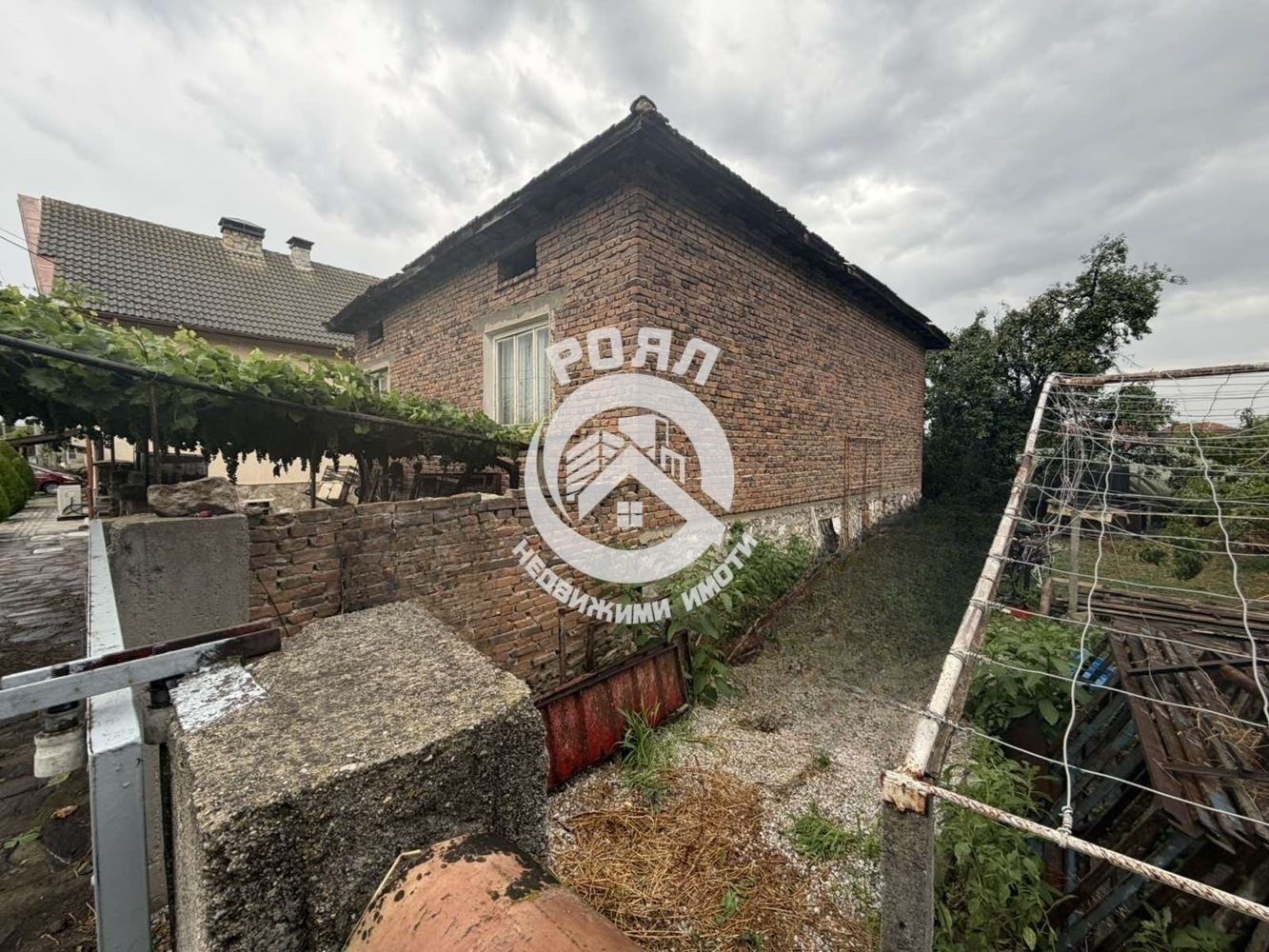 Роял Имоти продава Ексклузивно самостоятелна къща с двор в с.Куртово Конаре - 0