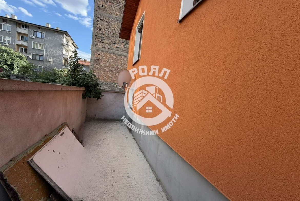 Роял имоти продава двуетажна, самостоятелна къща с двор в град Асеновград - 0