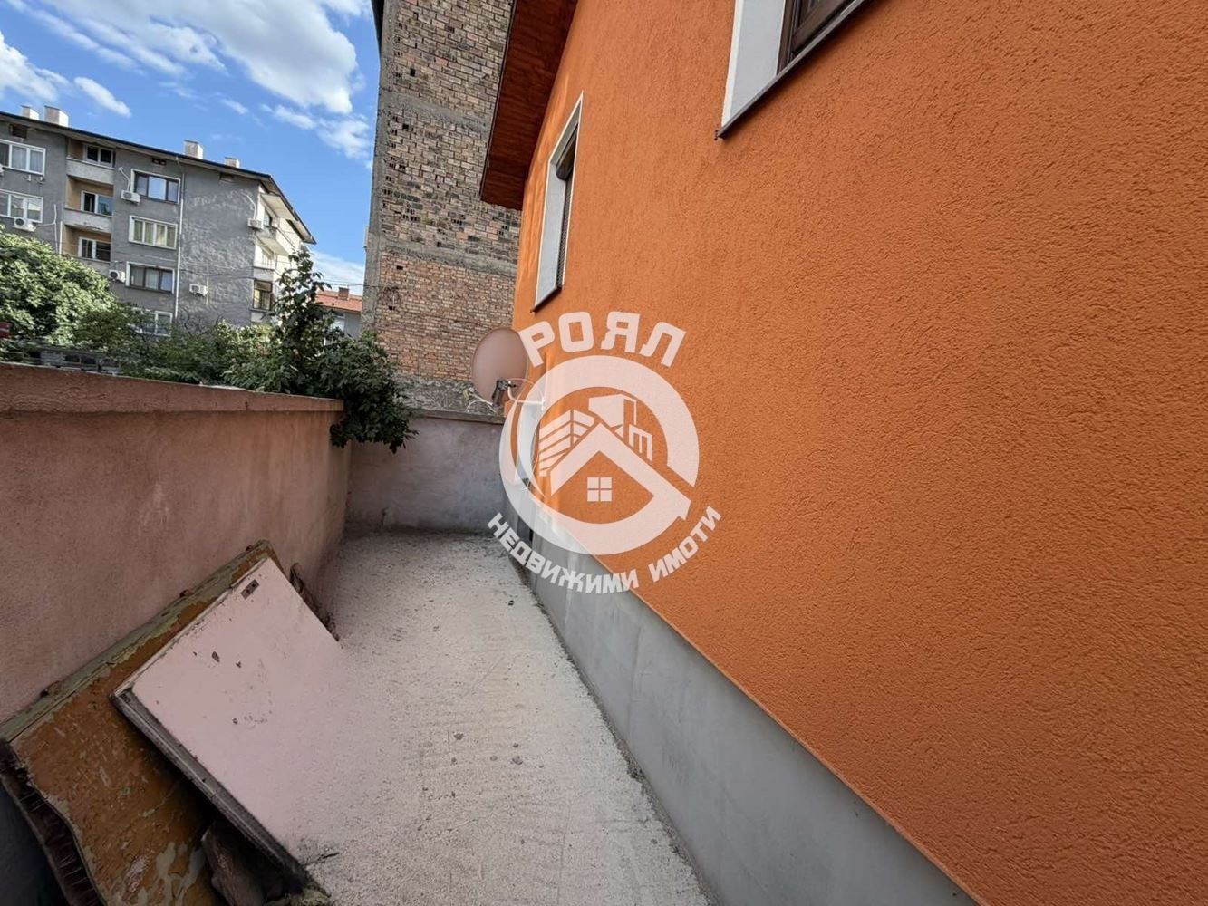 Роял имоти продава двуетажна, самостоятелна къща с двор в град Асеновград - 0