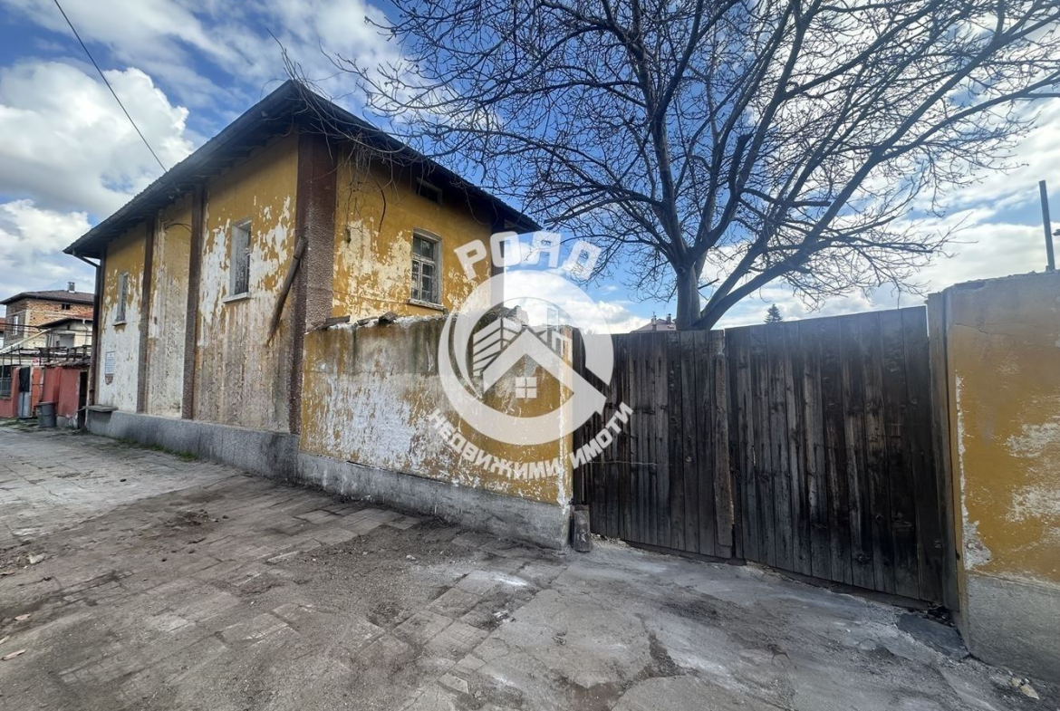 Роял Имоти продава Ексклузивно двуетажна къща с двор в гр.Стамболийски - 0