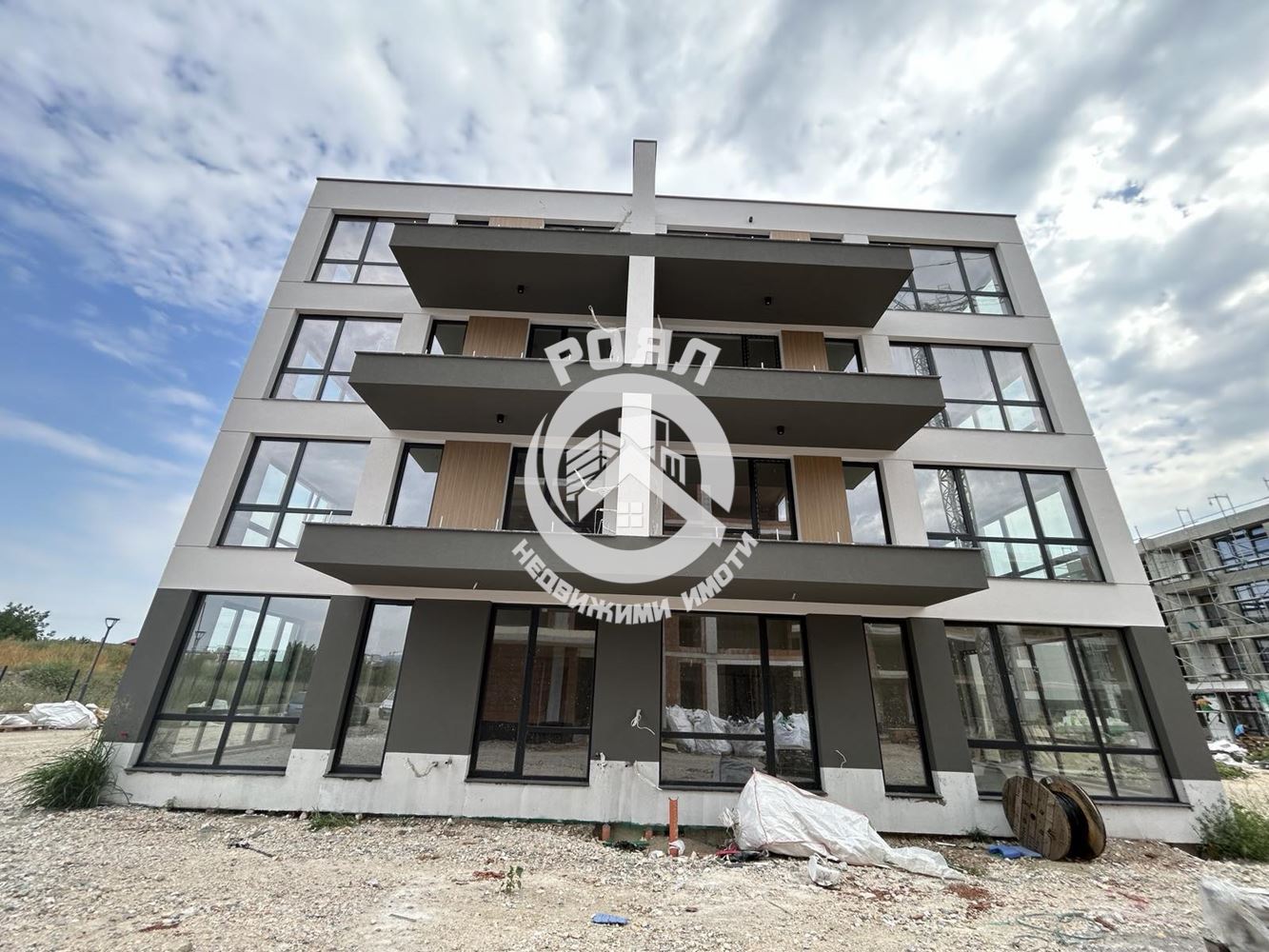Роял Имоти продава тристаен апартамент в гр.Пловдив,кв.Остромила - 0
