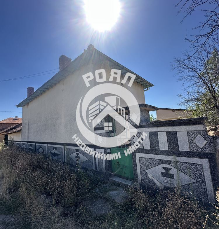 Роял Имоти продава двуетажна къща в гр.Брезово - 0