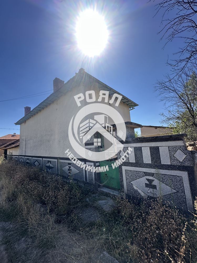 Роял Имоти продава двуетажна къща в гр.Брезово - 0