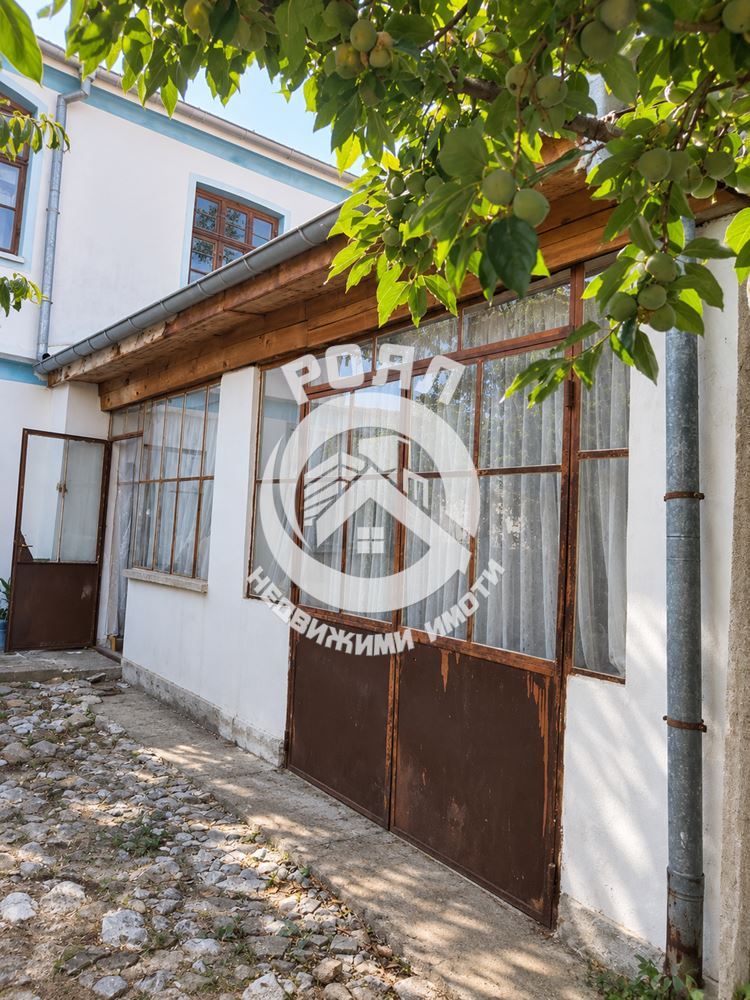 Роял Имоти продава двуетажна къща в гр.Перущица - 0