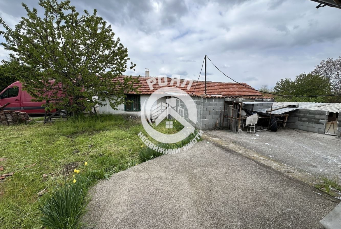 Роял имоти продава Ексклузивно двуетажна къща с двор в с.Тополово - 0