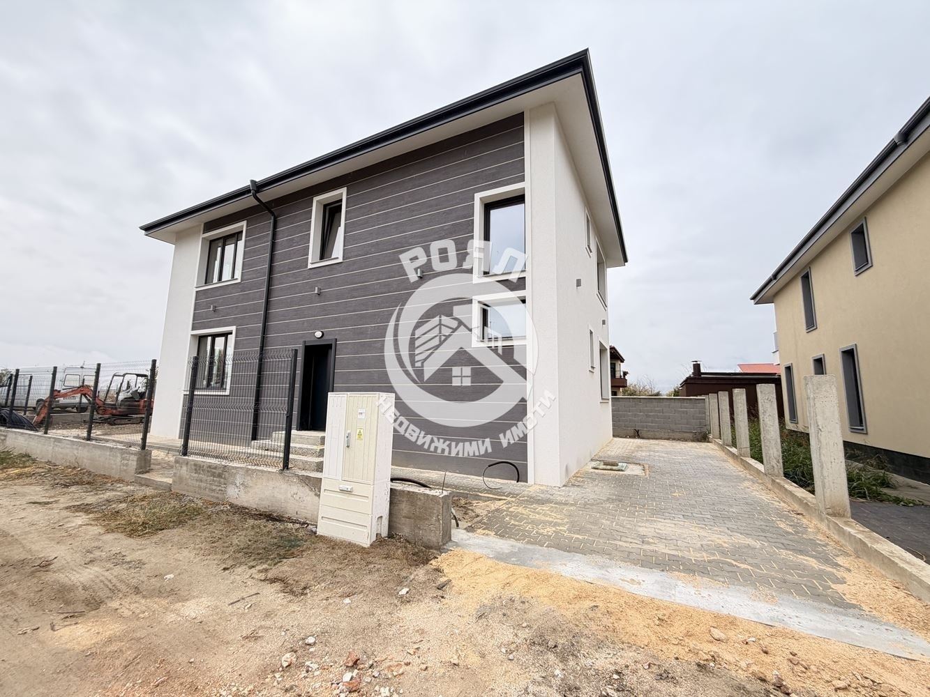 Роял имоти продава самостоятелна къща с двор, две паркоместа, с АКТ 16, кв.Беломорски, Пловдив - 0