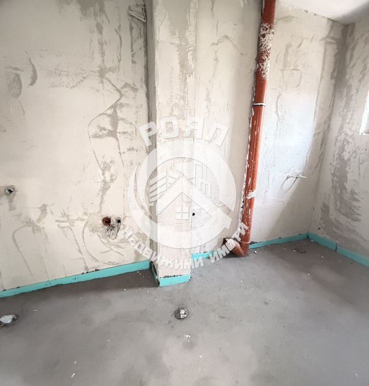 Роял имоти продава къща с Акт 16 и 2 паркоместа, кв.Остромила, Пловдив - 0